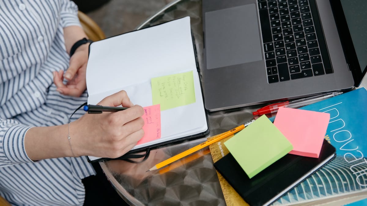 Como os Estudantes Portugueses podem Reescrever e Resumir notas facilmente