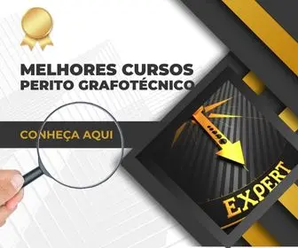 Perito examinando assinatura com lupa sobre a mesa