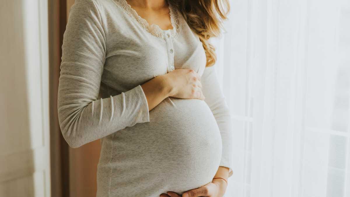 Porque o bebê fica mais do lado direito da barriga
