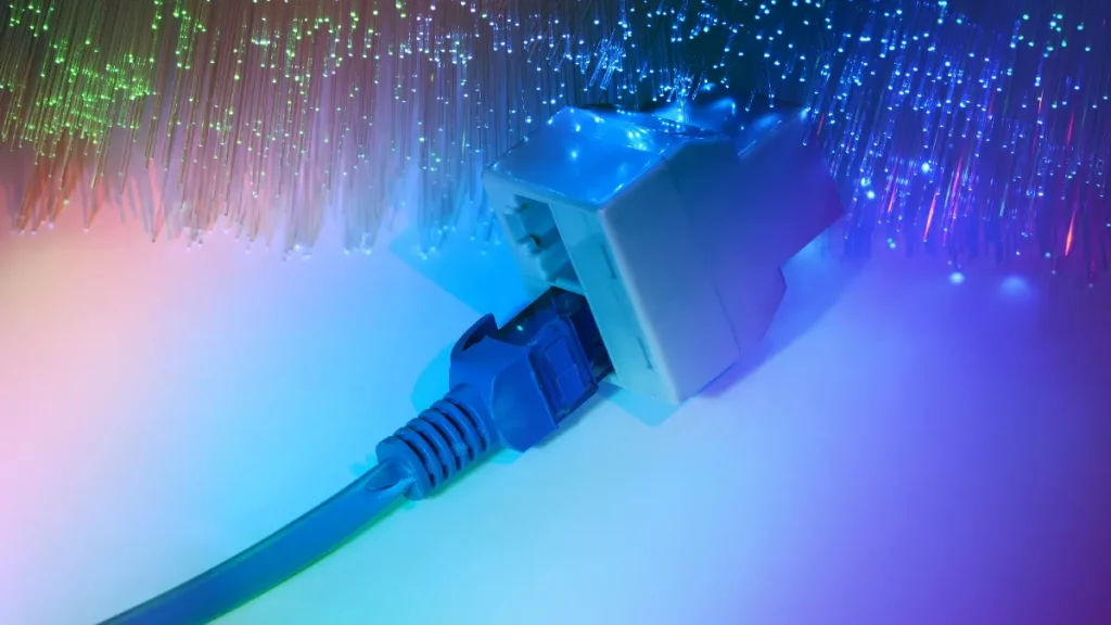 Quais são as vantagens e desvantagens do uso da fibra óptica Quais são as vantagens e desvantagens do uso da fibra óptica