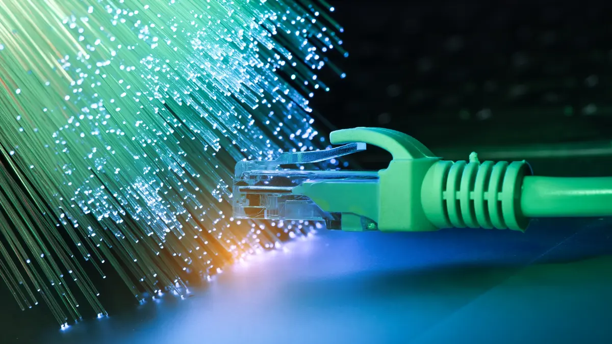 Quais são as vantagens e desvantagens do uso da fibra óptica