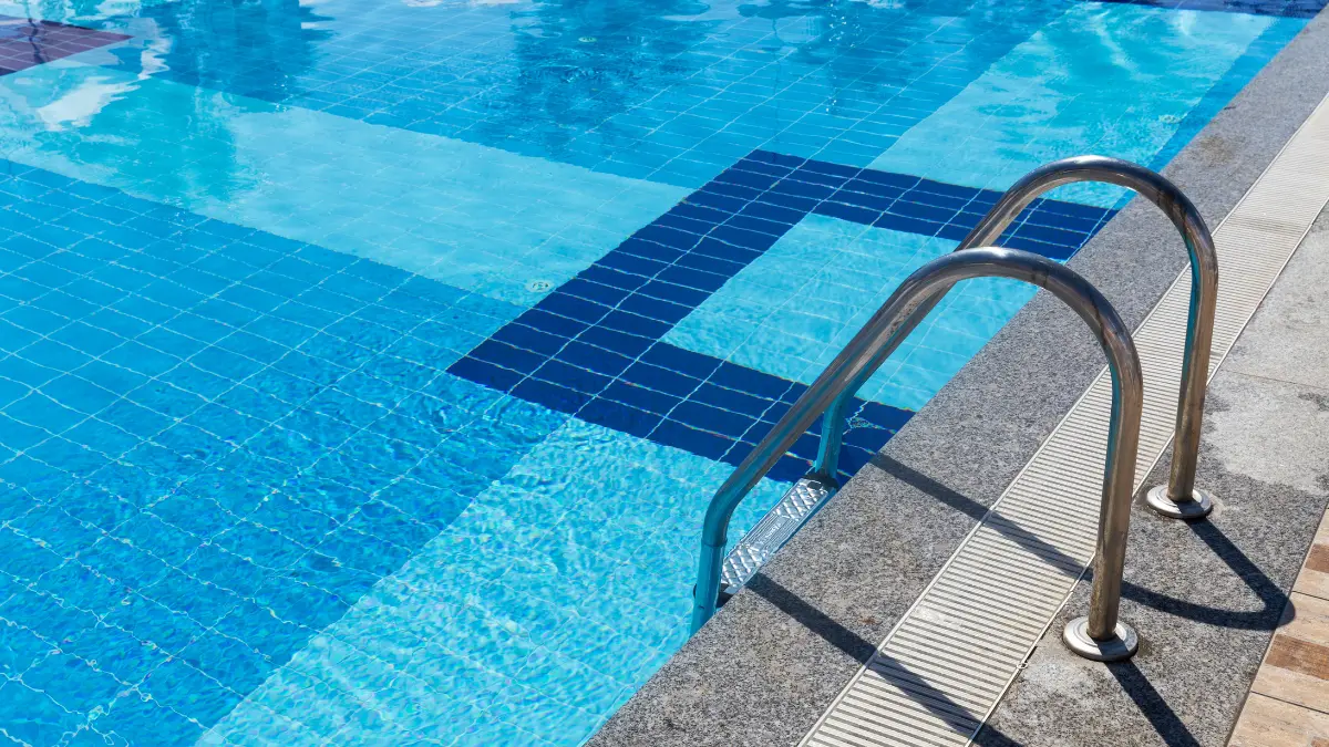 Precisa ligar o motor da piscina todo dia?