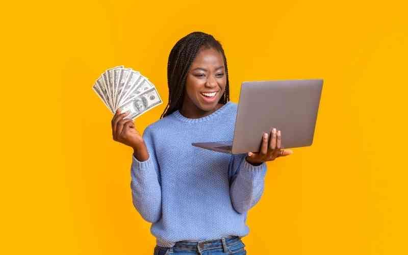 É comum que as pessoas pesquisem como ganhar dinheiro na internet quando percebem que o salário está diminuindo. É possível detectar essa redução usando uma calculadora de salario liquido. Porém o mercado digital está no melhor momento para quem deseja criar um negócio na internet e ganhar dinheiro assim. As possibilidades para concretizar isso são diversas. Tanto é assim que, frequentemente, a renda extra se torna a renda principal. Sendo assim, neste post apresentamos quais são as principais formas de ganhar dinheiro na internet em 2022. É possível ganhar dinheiro na internet Apesar de ainda haver pessoas que não acreditam, o mercado de trabalho na internet vem crescendo nos últimos anos, assim como a demanda por pessoas que preencham postos de trabalho no mercado digital. Geralmente os descrentes mudam de opinião quando usam uma calculadora de salario liquido e se dão conta de sua perda salarial. Então, a solução é buscar alternativas para compensar essas perdas. Então, sim, é possível ganhar dinheiro na internet em 2022 e o momento nunca foi melhor para isso. Principais formas de ganhar dinheiro na internet A internet dispõe de várias formas de ganhar de dinheiro. Por isso, é importante conhecer as principais delas e escolher uma para iniciar. O trabalho na internet atrai muitas pessoas por parecer fácil, mas não se engane. É preciso esforço, dedicação e persistência. Confira quais são as principais formas de ganhar dinheiro na internet. Programa de Afiliados O marketing de afiliados consiste em usar técnicas de marketing digital para vender produtos de outras pessoas em troca de uma comissão. Para fazer isso, cadastre-se gratuitamente em plataformas que hospedam esse tipo de produto como Hotmart, Eduzz, Monetizze, entre outras. Logo, essas plataformas conectam o afiliado ao anunciante, que será você. Após o cadastro, pesquise por produtos para os quais tenha interesse em se afiliar. Mas antes de concluir a afiliação fique atento ao tipo de afiliação oferecido pelo anunciante, que impacta na sua comissão. Após a afiliação é só começar a divulgar o produto e a depender do tipo de afiliação, a cada venda com seu link, você recebe uma comissão. Youtube O youtube é uma das opções mais buscadas por quem deseja ganhar dinheiro online. Você não paga nada para criar o seu canal e pode começar a gravar e editar vídeos com o celular ou computador. Portanto, escolha um nicho sobre o qual goste de falar e comece a produzir conteúdo. Os ganhos através do Youtube são provenientes da monetização oferecida pela plataforma. Mas é possível aumentar a renda através de parcerias, divulgação de produtos, criação de uma comunidade e outras opções. Blogs Os blogs são indicados para quem gosta de escrever e compartilhar conhecimento e informações. Sendo assim, o primeiro passo é criar um blog e começar a publicar. As possibilidades de ganhos através da afiliação de produtos, propagandas, parcerias, ofertas de conteúdo exclusivo para assinantes e muito mais. Por isso, diversifique. Trabalho freelance A internet está em um momento de crescimento em que são necessários vários tipos de profissionais. Para quem tem afinidade com a escrita há opções para redator e copywriter. Outros profissionais bastante procurados são: revisor, editor de fotos, vídeos e podcasts, tradutor, entre outros. Além de trabalhar como freelancer, também há opção de trabalho na modalidade CLT. Produtos digitais Outra alternativa para ganhar dinheiro na internet é através de produtos digitais. Neste caso, você oferece seu conhecimento ou serviços, como: eBooks cursos e treinamentos consultorias mentorias Responder pesquisas online Pode parecer ilusão, mas há empresas que pagam para você responder pesquisas através da internet, através de sites como o Survey e Google Opinion Rewards Além disso, há empresas que pagam para testar e avaliar produtos e serviços. Indicar aplicativos Algumas redes sociais, como Tik Tok e Kwai, oferecem programas de indicação para aumentar o número de usuários. Desta maneira, ao indicar o aplicativo para alguém, você recebe um bônus em dinheiro, após ela efetuar o cadastro e começar a usar a plataforma. Criar aplicativos Para aqueles que possuem conhecimento e programação, pode atuar criando aplicativos, como uma calculadora de salario liquido. O mercado de desenvolvimento está bastante aquecido. Sendo assim, a demanda por este profissional está alta, o que aumenta a remuneração. Dar aulas Dar aulas é uma das formas mais tradicionais de ganhar dinheiro na internet. Para começar, conte a todos que dará aulas on-line. Depois divulgue a sua agenda e após fechar com seus alunos, use plataformas como o Google Meet ou Zoom para ministrar suas aulas. Vendas A opção escolhida por muitas pessoas que estão buscando a internet para ganhar dinheiro é abrindo uma loja online, ou seja e-commerce, uma loja através das redes sociais e também usando dropshipping. Conclusão Além das opções acima, que estão são as principais formas de ganhar dinheiro na internet em 2022, existem muitas outras disponíveis. Desta forma, antes de iniciar o seu negócio online pesquise sobre as forma que mais se adequa ao seu perfil e então tire o seu projeto do papel e comece a ganhar dinheiro na internet..